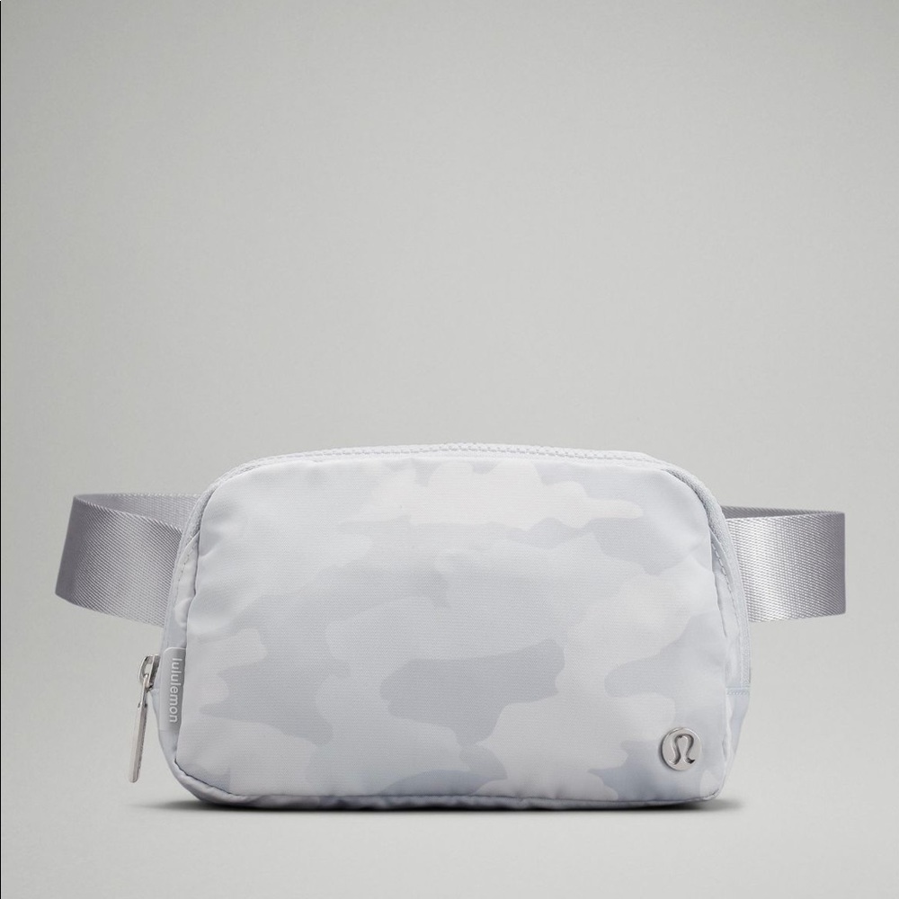 🍋NWT Lululemon Everywhere Belt Bag White Heritage Camo